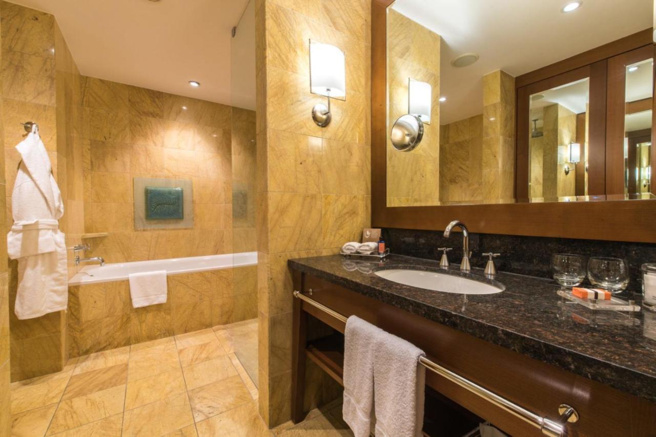 Regent Warsaw Hotel Buitenkant foto Bathroom