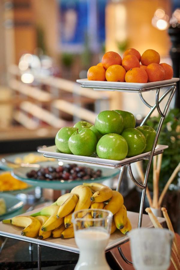 Regent Warsaw Hotel Buitenkant foto Fruit at a buffet