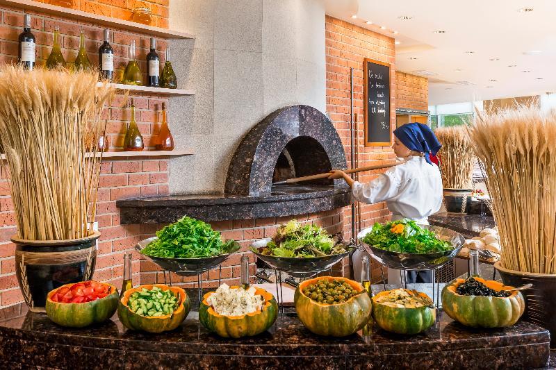 Regent Warsaw Hotel Buitenkant foto A wood-fired oven in a restaurant