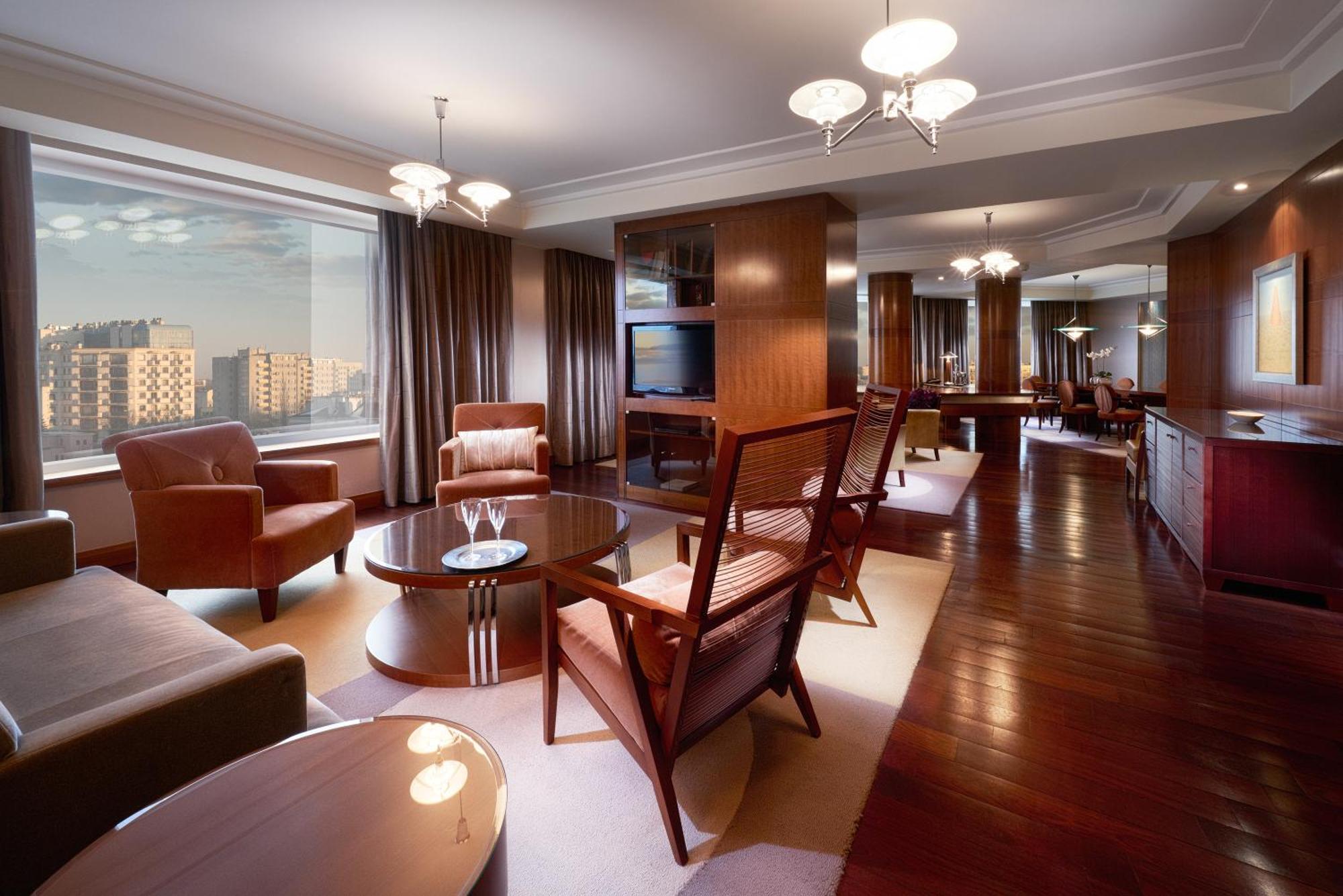 Regent Warsaw Hotel Buitenkant foto The interior of a suite at the Mandarin Oriental, Seoul