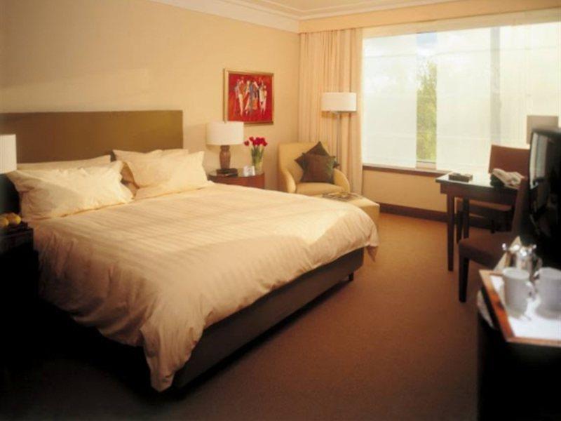 Regent Warsaw Hotel Kamer foto A typical hotel room