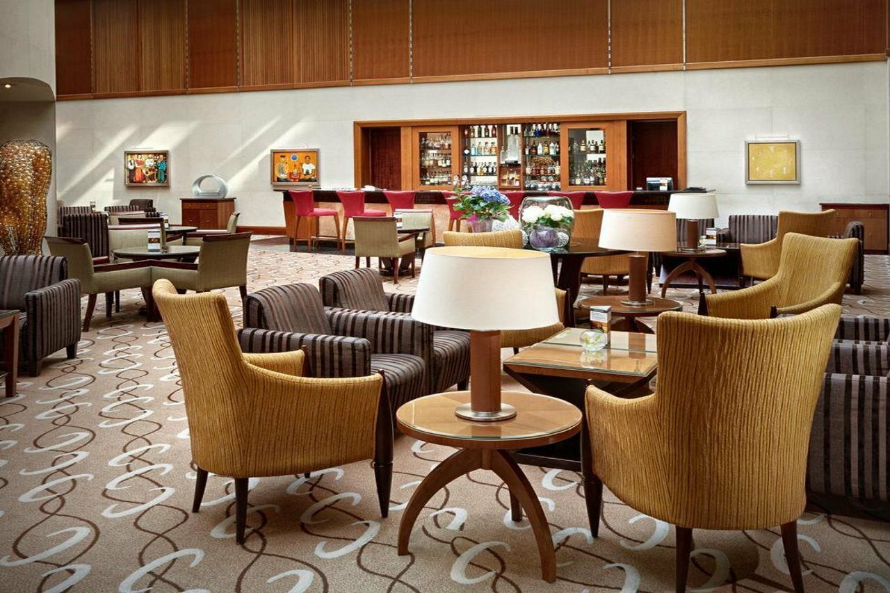 Regent Warsaw Hotel Buitenkant foto The lounge at the airport