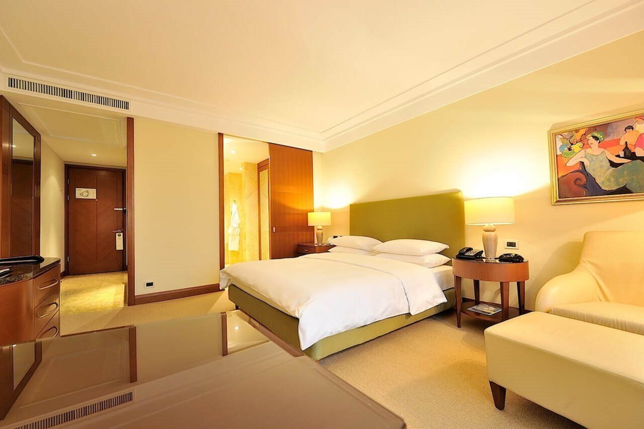 Regent Warsaw Hotel Buitenkant foto A room at the hotel
