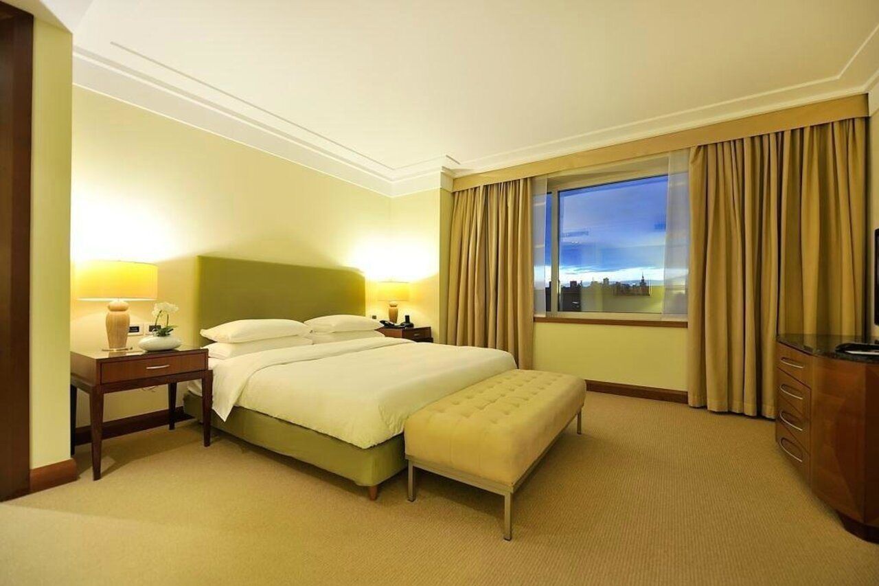 Regent Warsaw Hotel Buitenkant foto A bedroom at the hotel